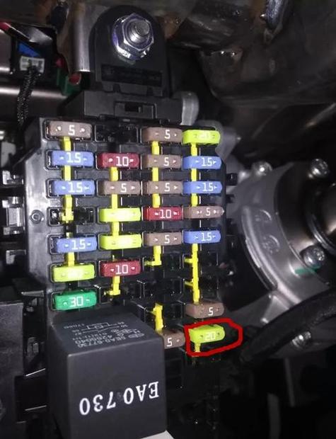 奔腾x40保险盒详细图解(17年奔腾x40保险盒图解点烟器)