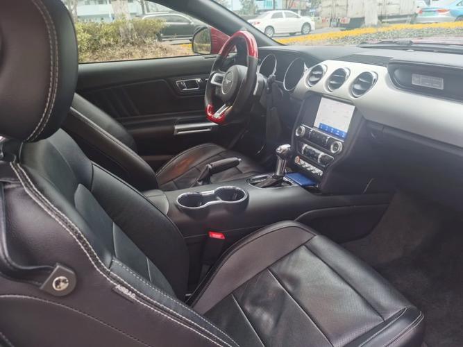 【福特野马系列红色跑车多少钱一台,福特野马红色车标】