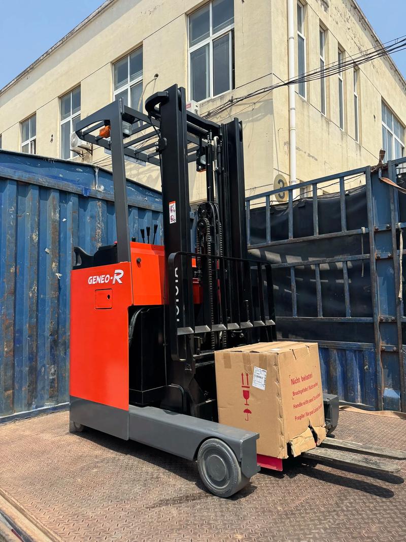 插腿式叉车与前移式叉车的区别,插腿式叉车是指