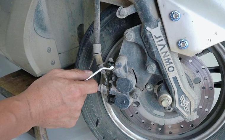 【刹车抱死,刹车抱死是什么原因】