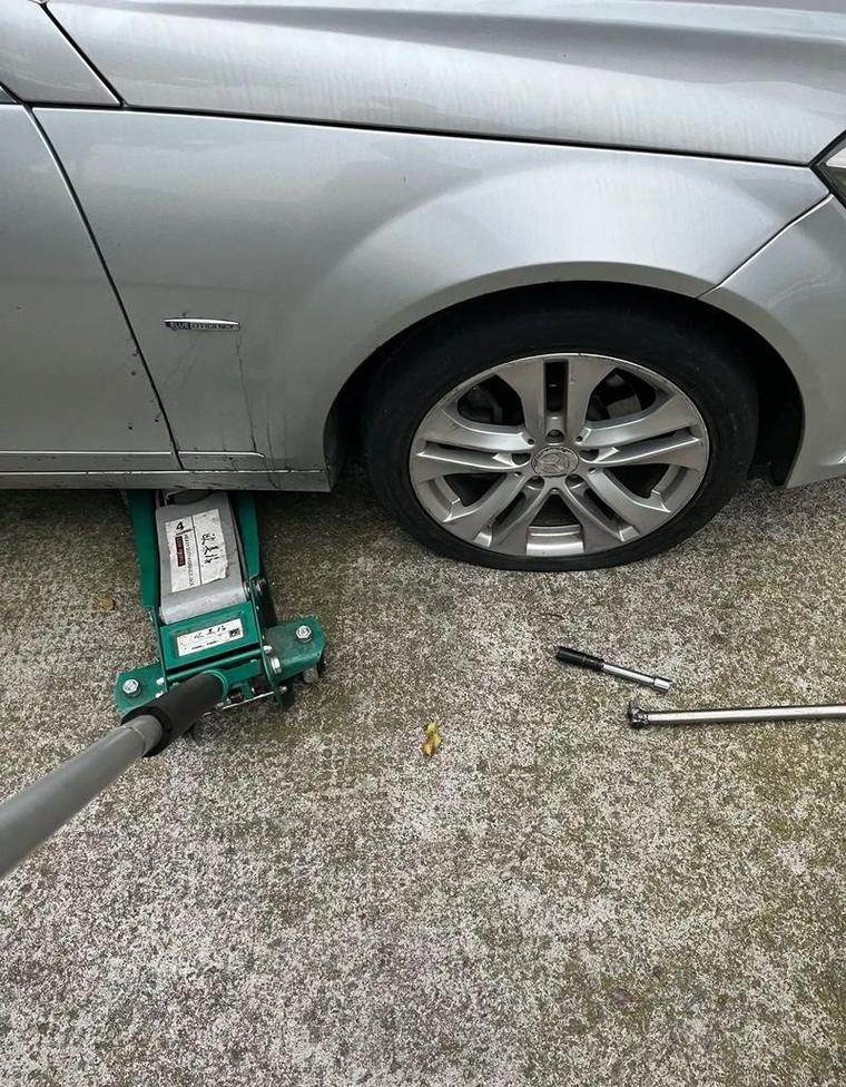 【车胎没气了救援收费吗,车胎没气了给谁打电话】