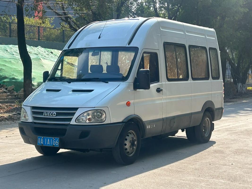 依维柯面包车多少钱一台/依维柯小型面包车